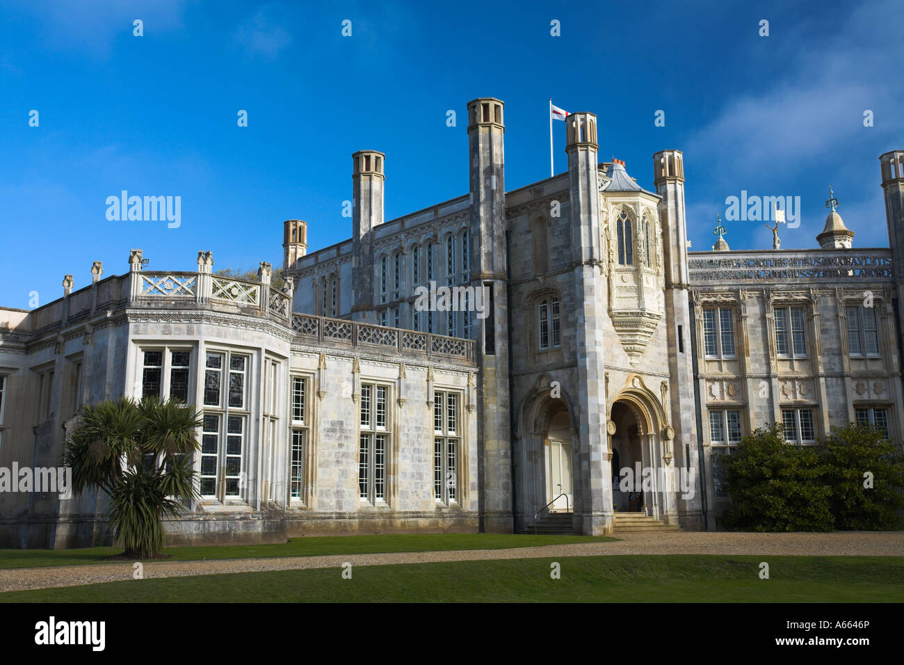 Highcliffe château sur la clifftops au-dessus de la baie, Dorset Highcliffe Banque D'Images