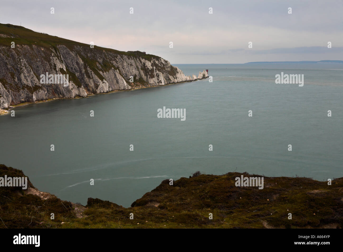 Vue de les aiguilles de la falaise au-dessus de l'Alun Bay, île de Wight Banque D'Images