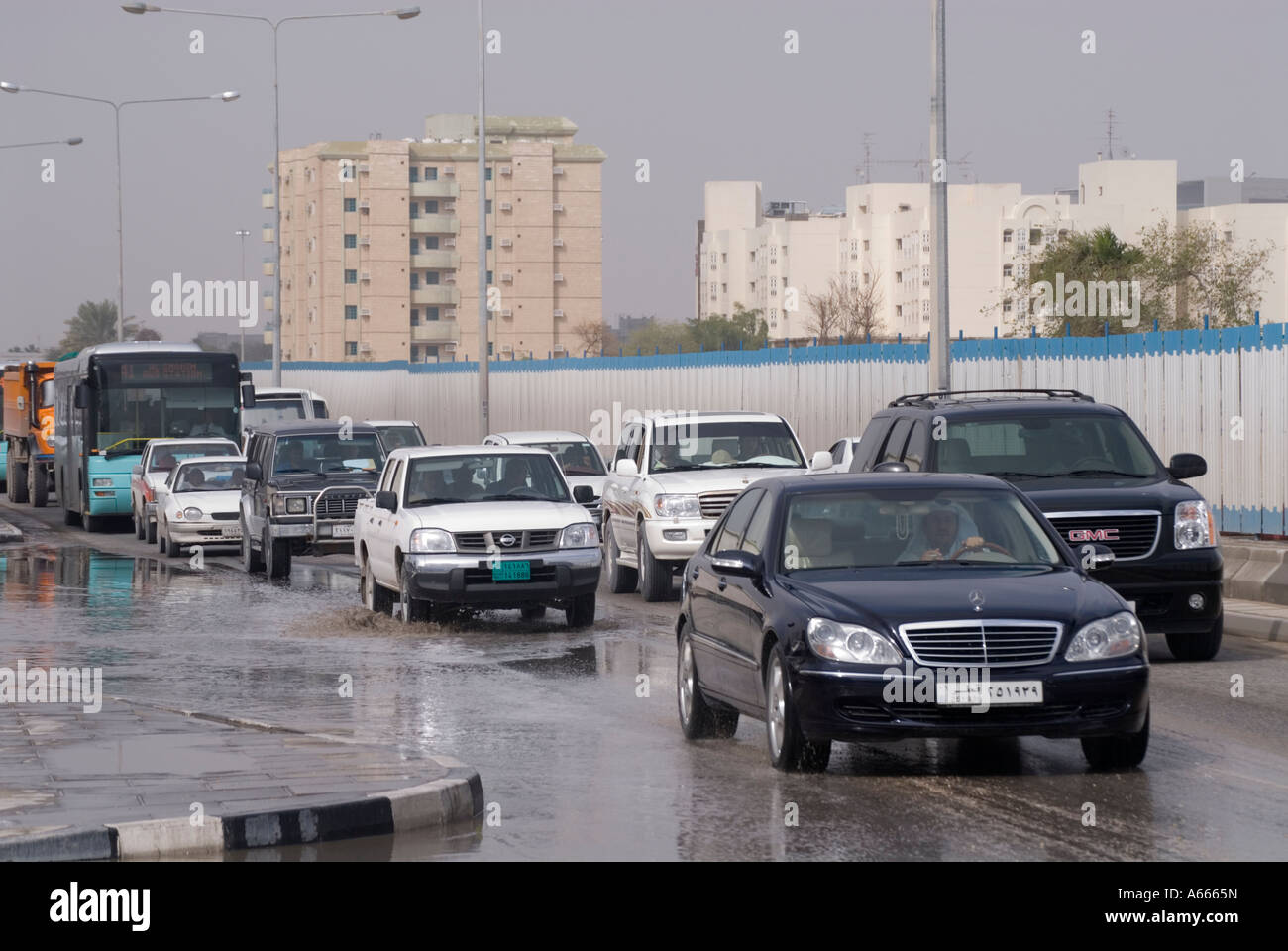 Route inondée de pluie après Doha Qatar Banque D'Images