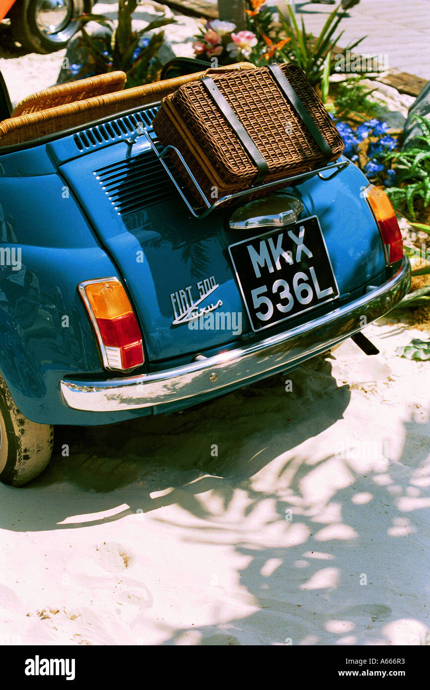 Une Fiat 500 voiture avec un panier de pique-nique sur le rack d'amorçage Banque D'Images