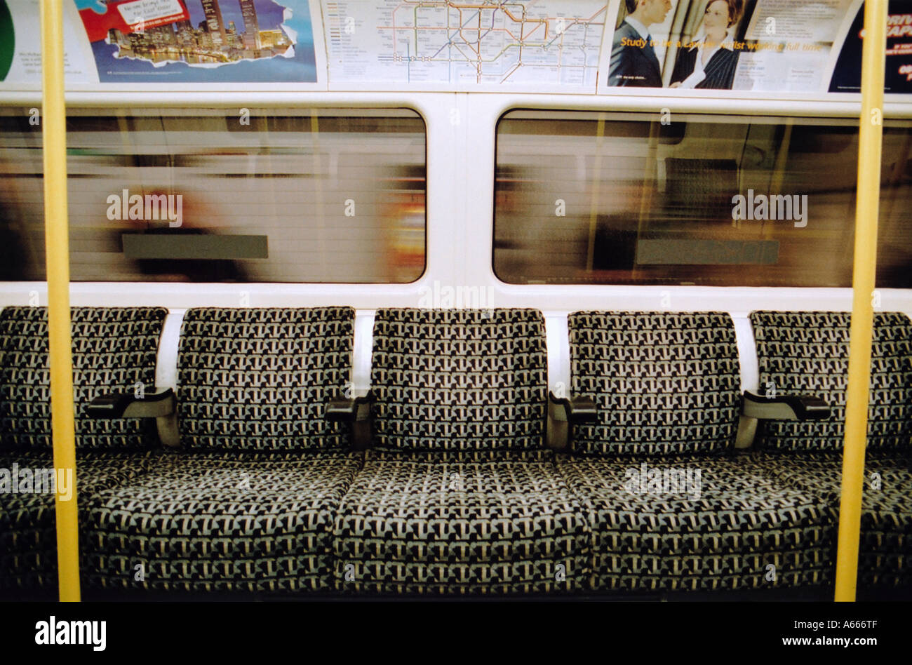 L'intérieur d'un train de tube London UK Banque D'Images