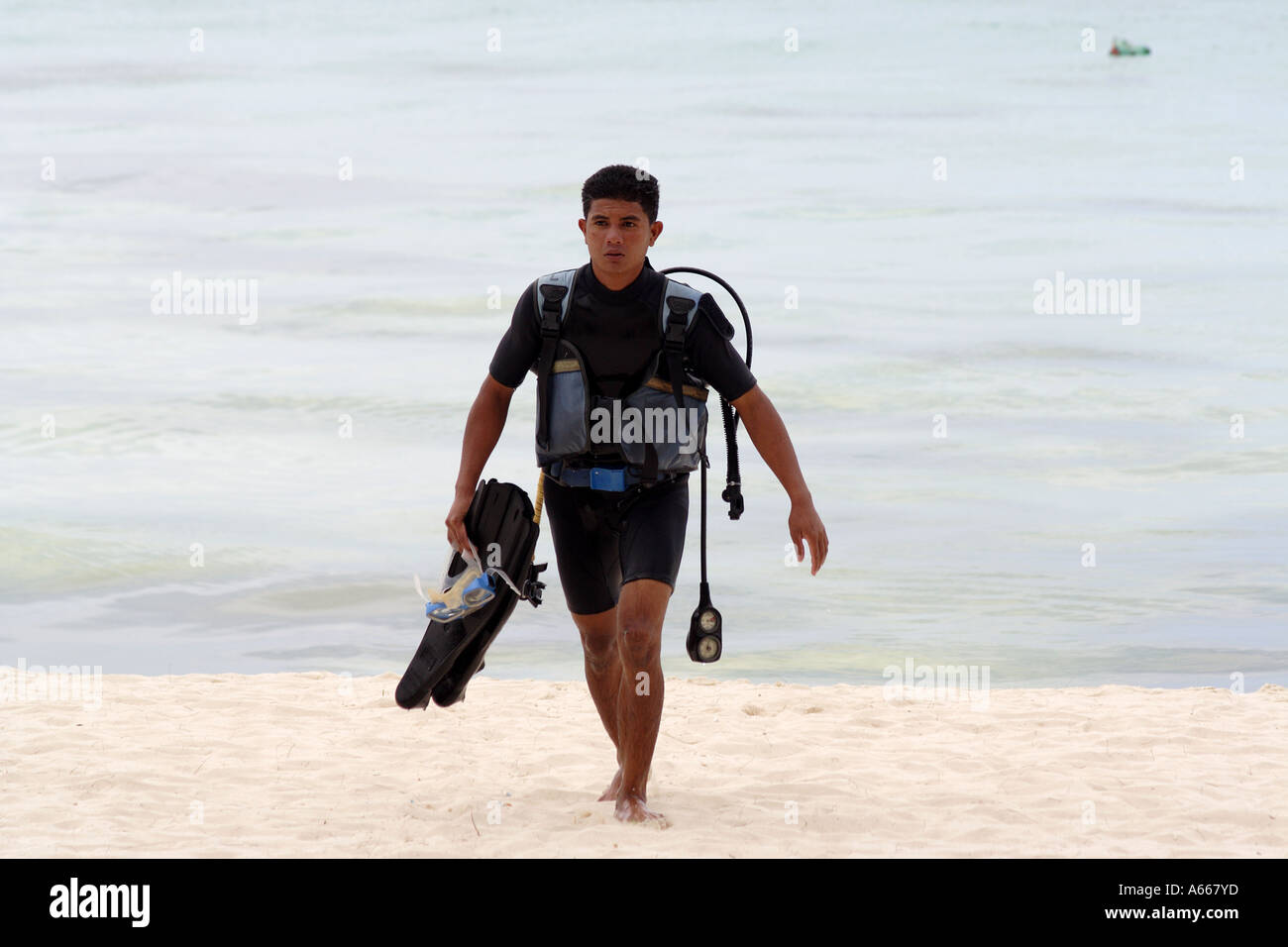 Scubadiver, l'homme en scaphandre autonome revient de la plongée dans les eaux au large de la plage de Boracay, Philippines Banque D'Images