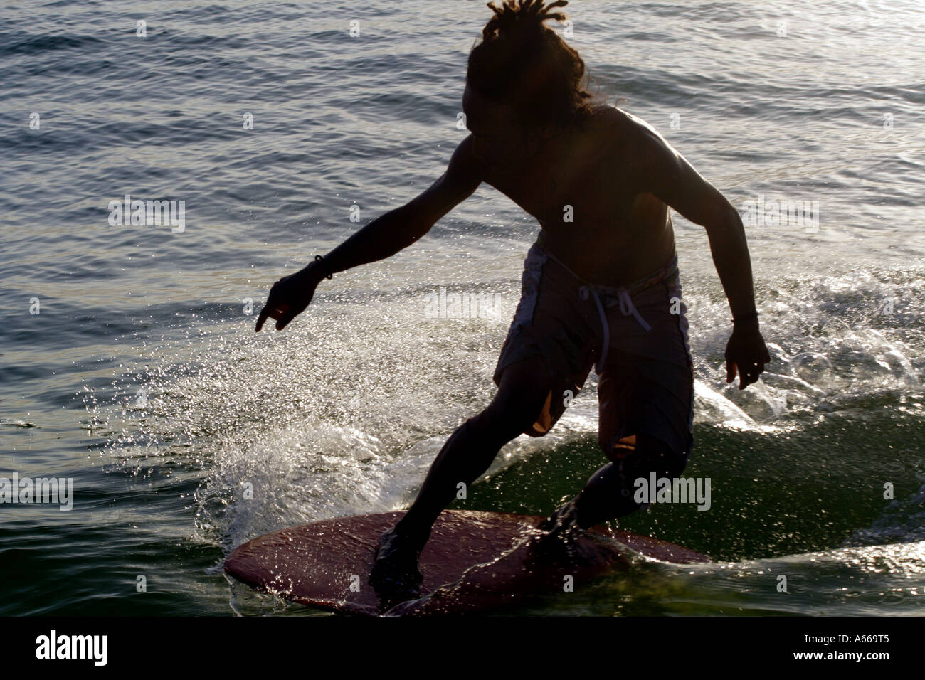 Jeune homme shore surf sur la plage de Boracay, Philippines Banque D'Images