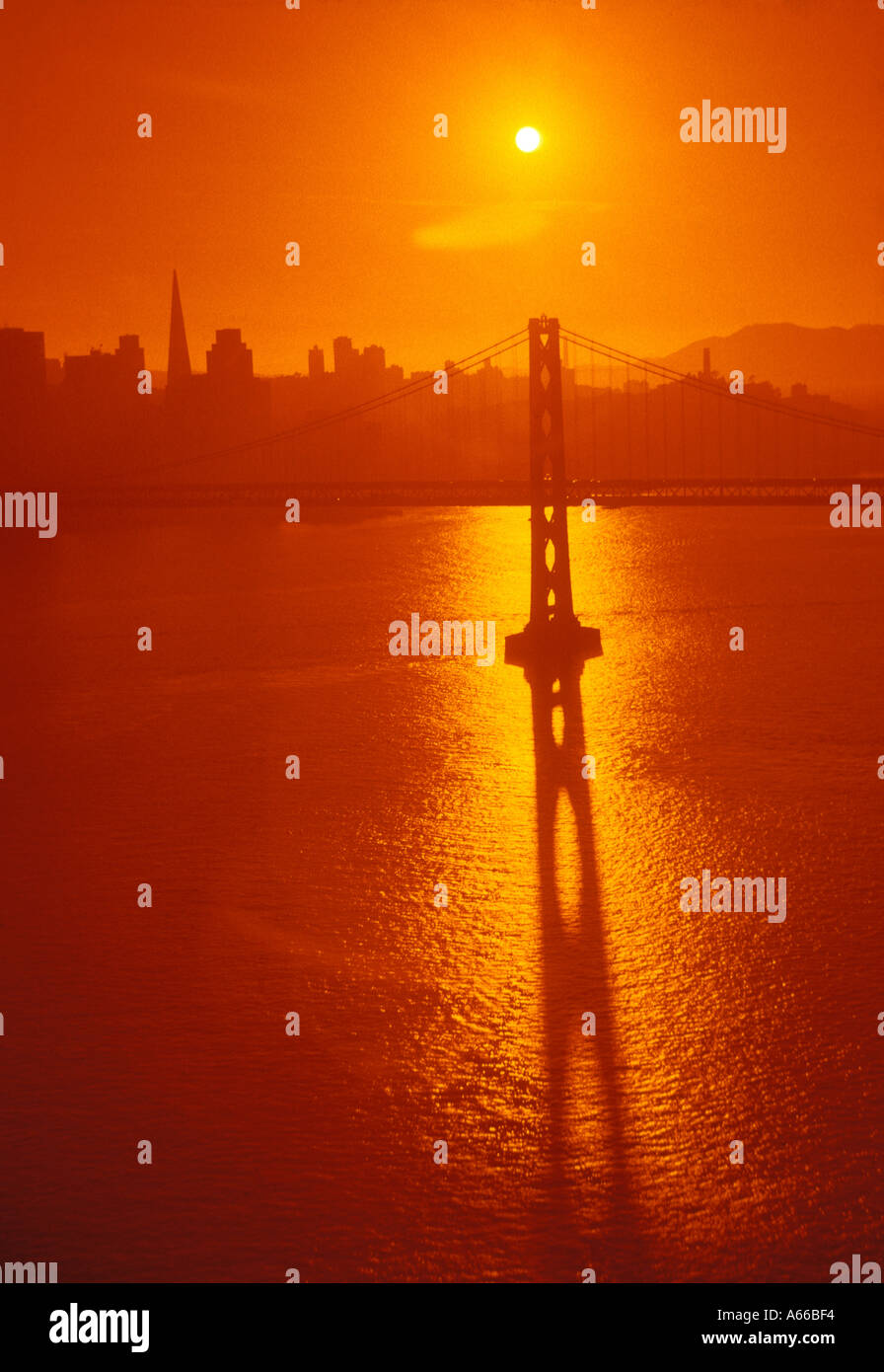 California Sunset silhouette de San Francisco Oakland Bay Bridge Banque D'Images