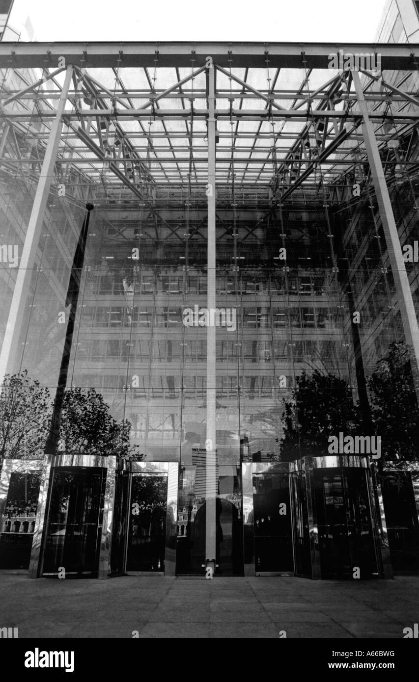 Un bâtiment avec un reflet de la lumière sur le bâtiment à la façade de verre Banque D'Images