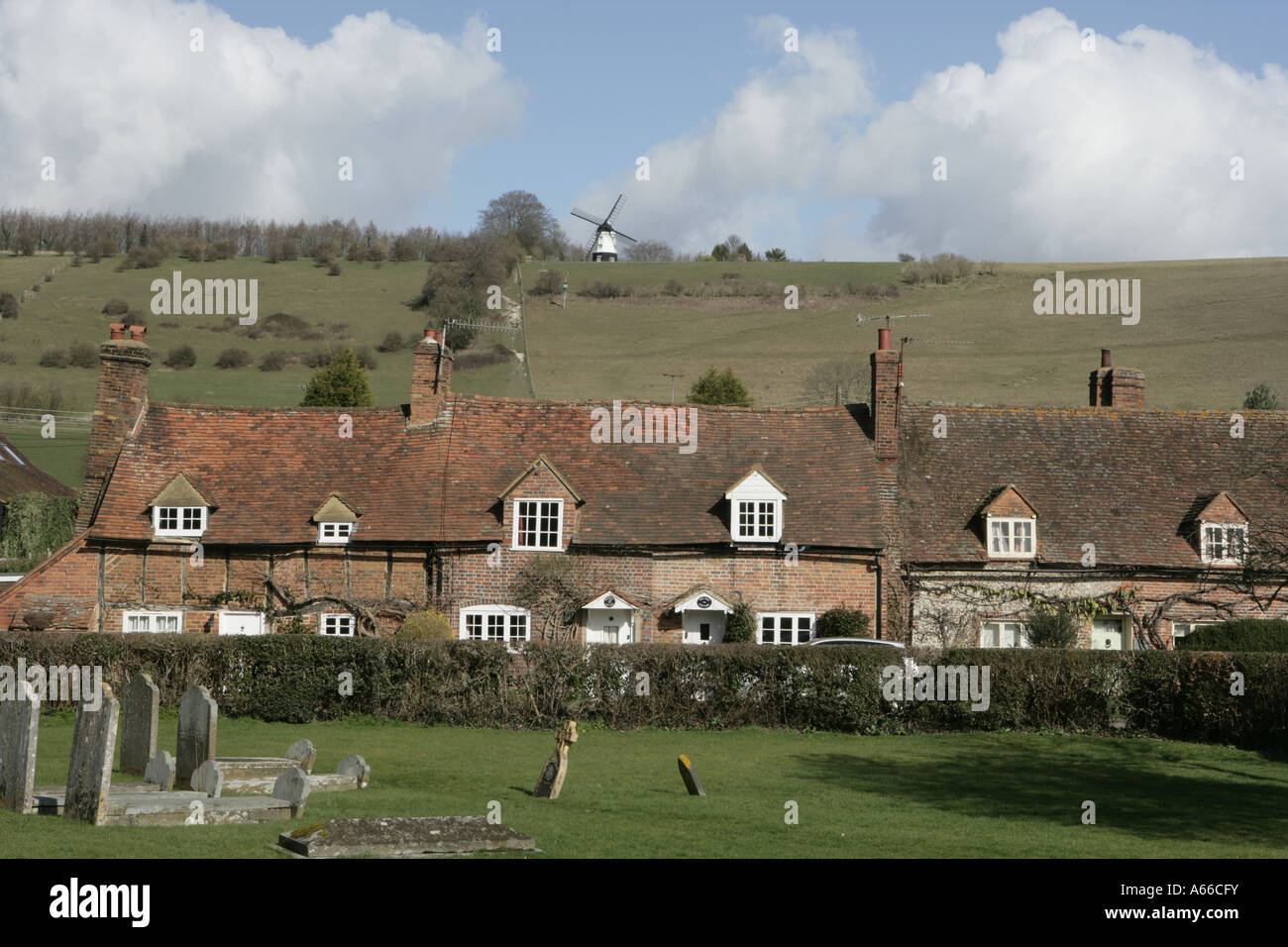 Le village de Turville dans Buckinghamshire avec son moulin à vent Banque D'Images