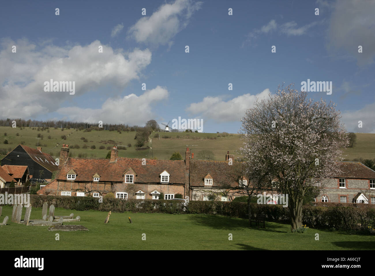 Une belle journée de Turville dans les Chilterns avec son église du village cour et moulin Banque D'Images