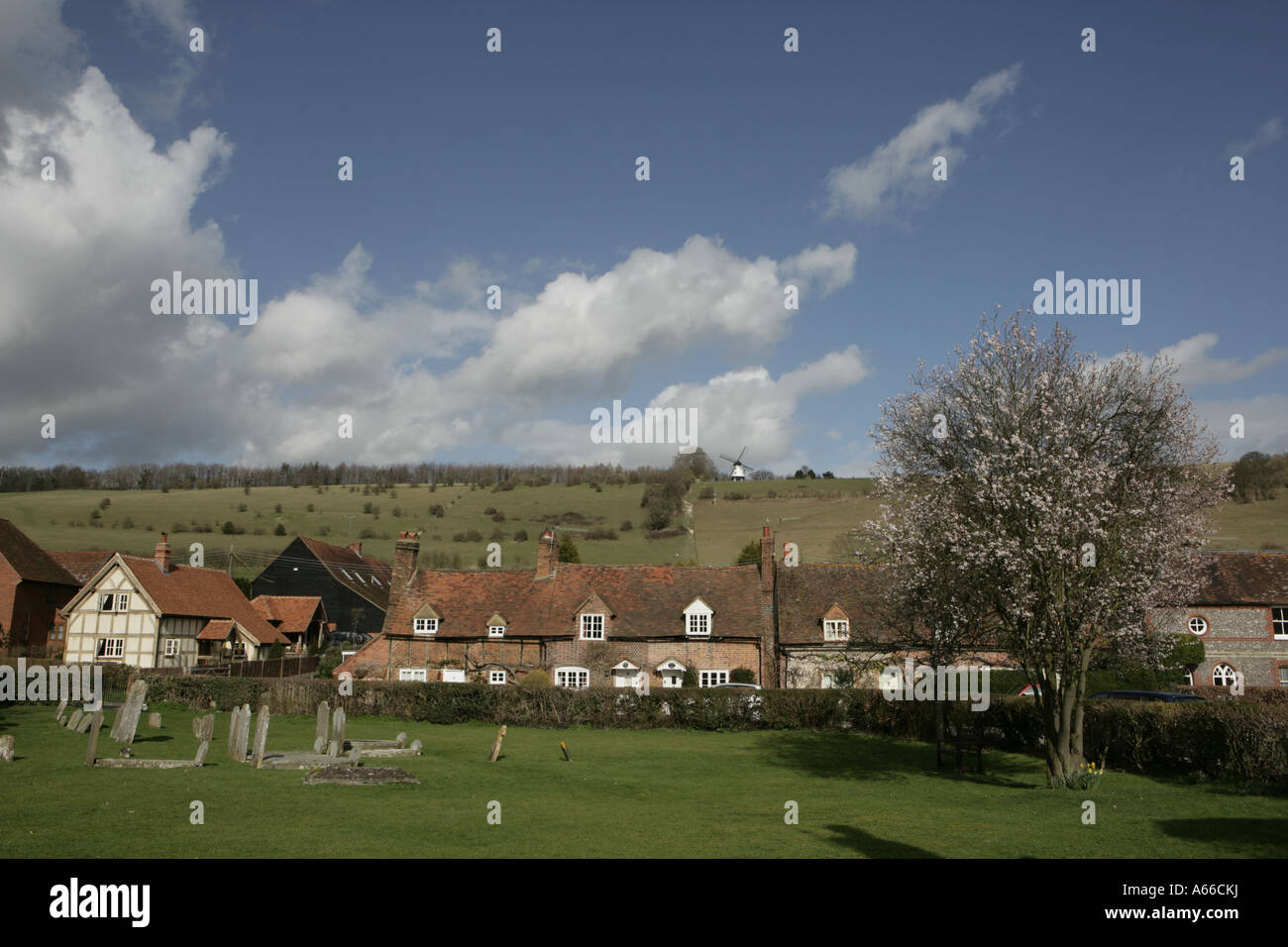 Une belle journée de Turville avec son église du village cour et moulin Buckinghamshire Angleterre Grande-bretagne UK Chilterns Banque D'Images
