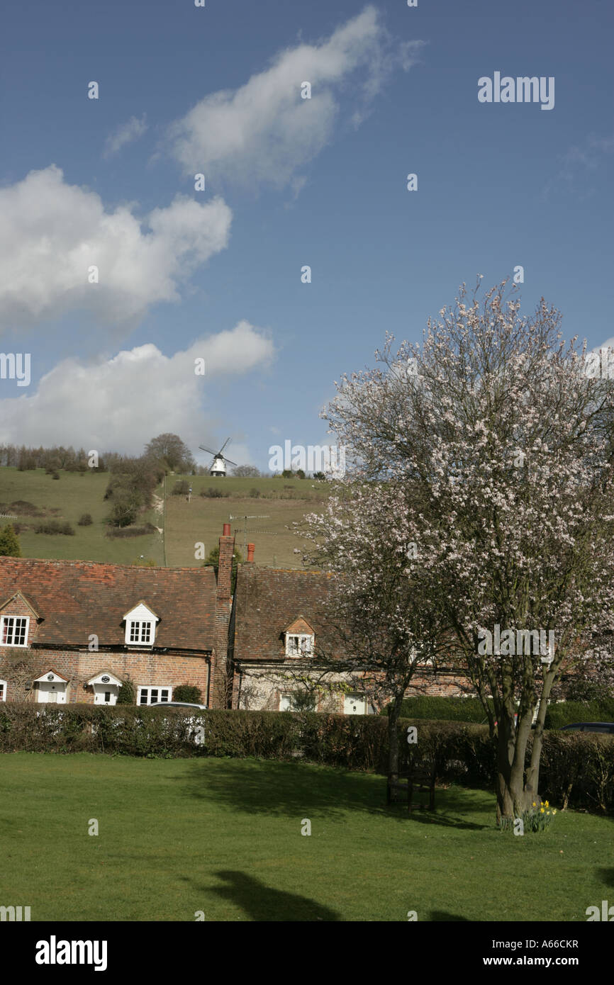 Une belle journée de Turville dans les Chilterns avec ses cottages et l'église du village et le moulin de cour Banque D'Images