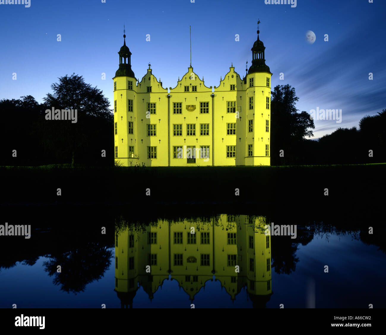 DE - Schleswig Holstein : château d'Ahrensburg par nuit Banque D'Images