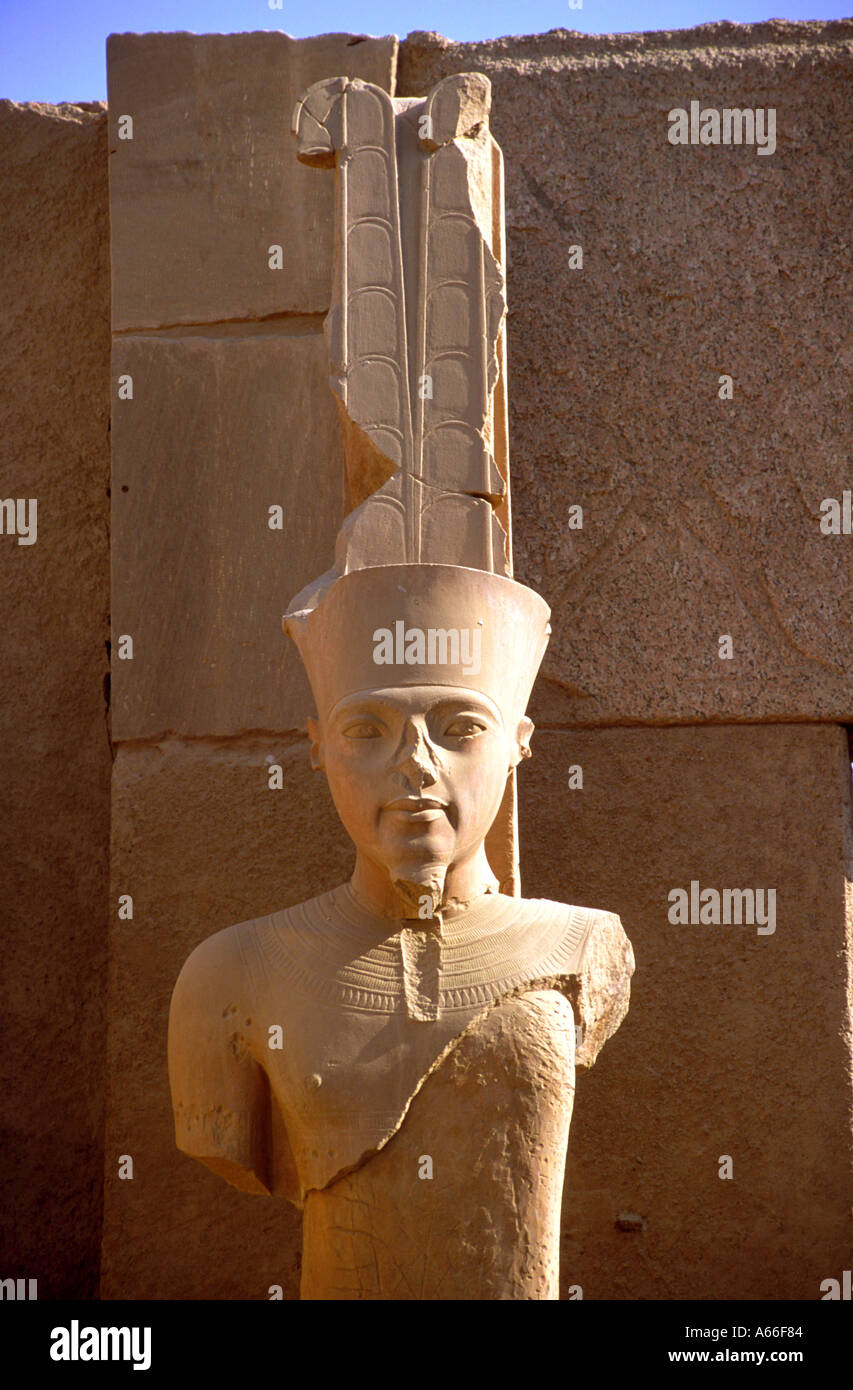 Une statue du dieu égyptien Amon Ra à Karnak Temple Luxor Egypte Banque D'Images