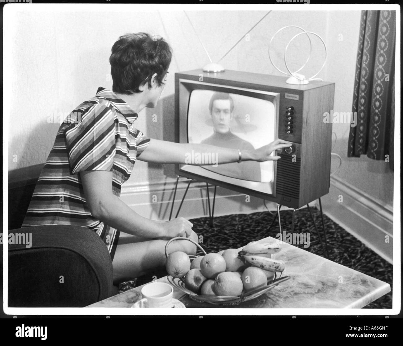 Réglage de la télévision des années 1960 Banque D'Images Réglage de la télévision des années 1960 Banque D'Images