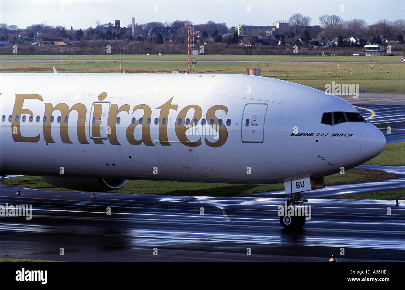 Boeing 777-300 de la compagnie aérienne Emirates à l'Aéroport International de Düsseldorf, Rhénanie du Nord-Westphalie, Allemagne. Banque D'Images