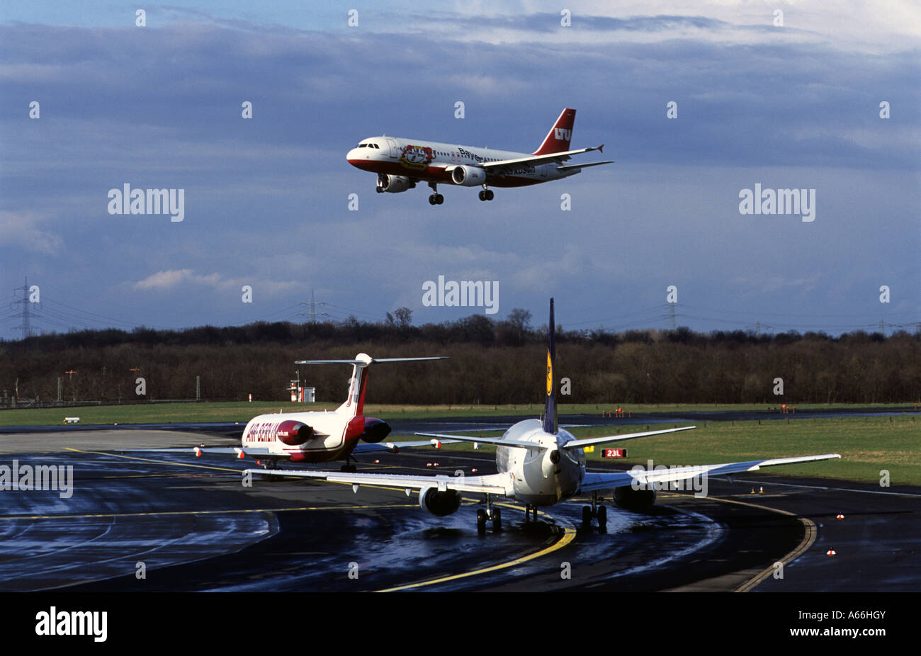 Des avions de ligne à l'Aéroport International de Düsseldorf, Rhénanie du Nord-Westphalie, Allemagne. Banque D'Images