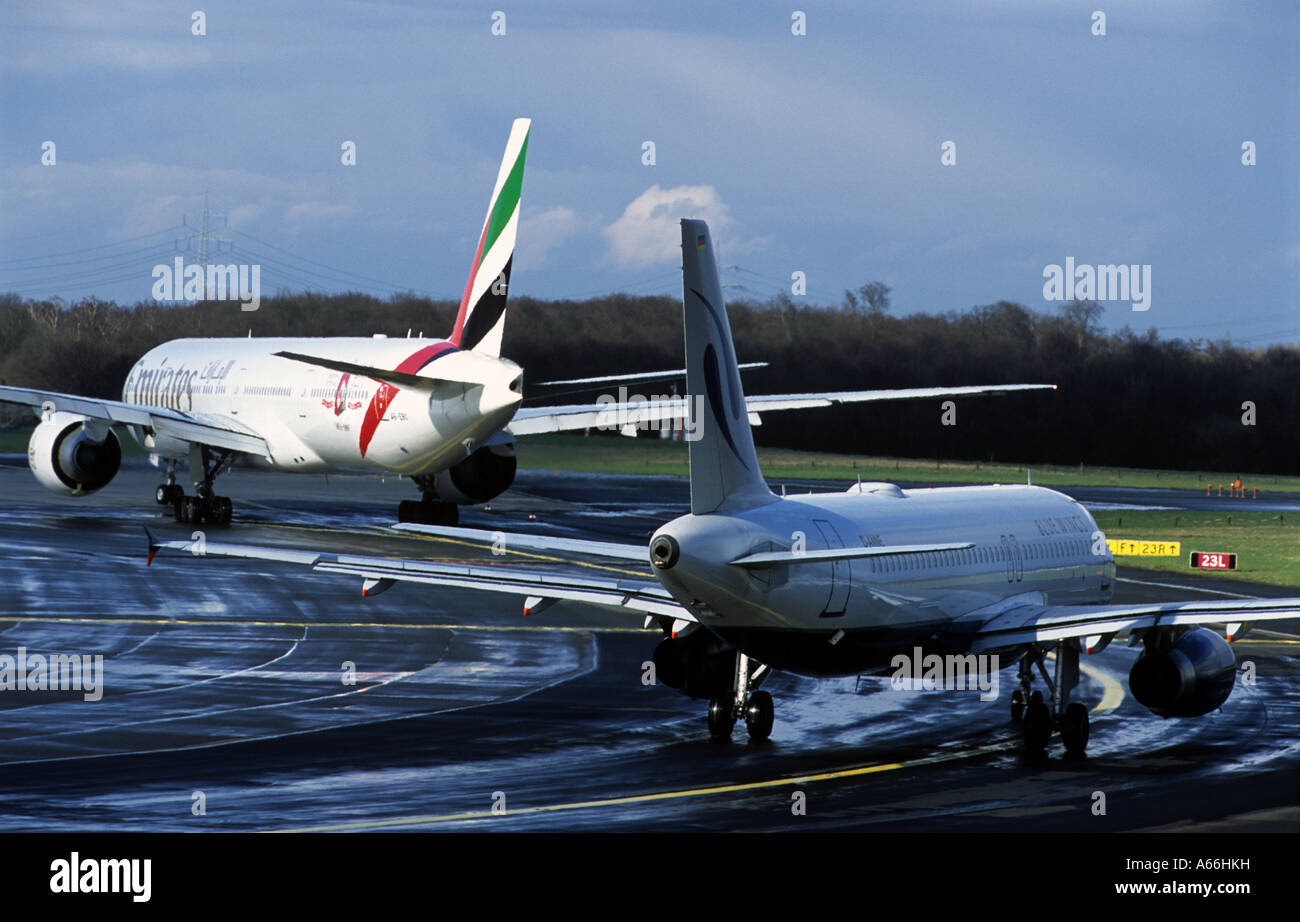 Le roulage des avions à l'Aéroport International de Düsseldorf, Rhénanie du Nord-Westphalie, Allemagne. Banque D'Images