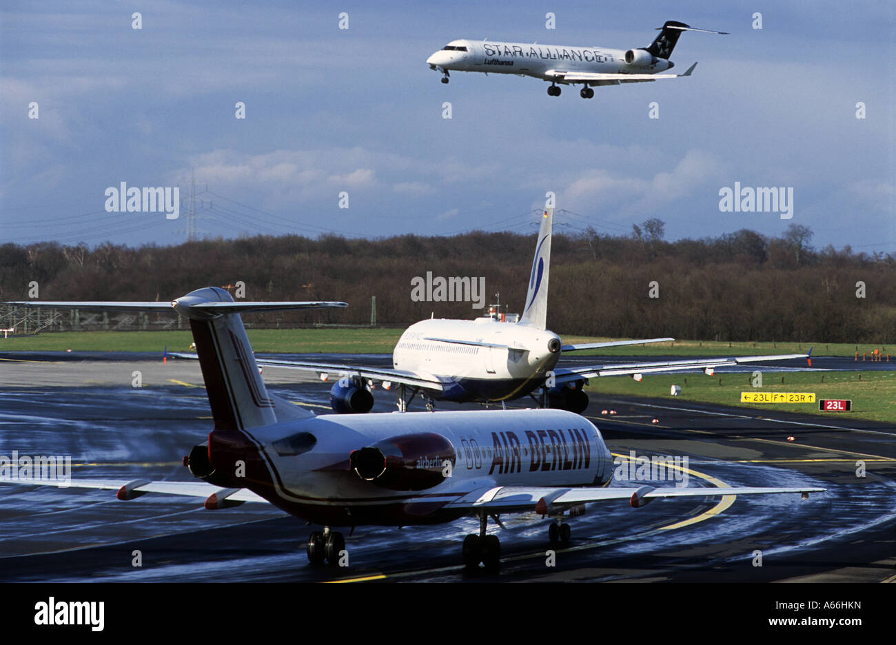 Des avions de ligne à l'Aéroport International de Düsseldorf, Rhénanie du Nord-Westphalie, Allemagne. Banque D'Images