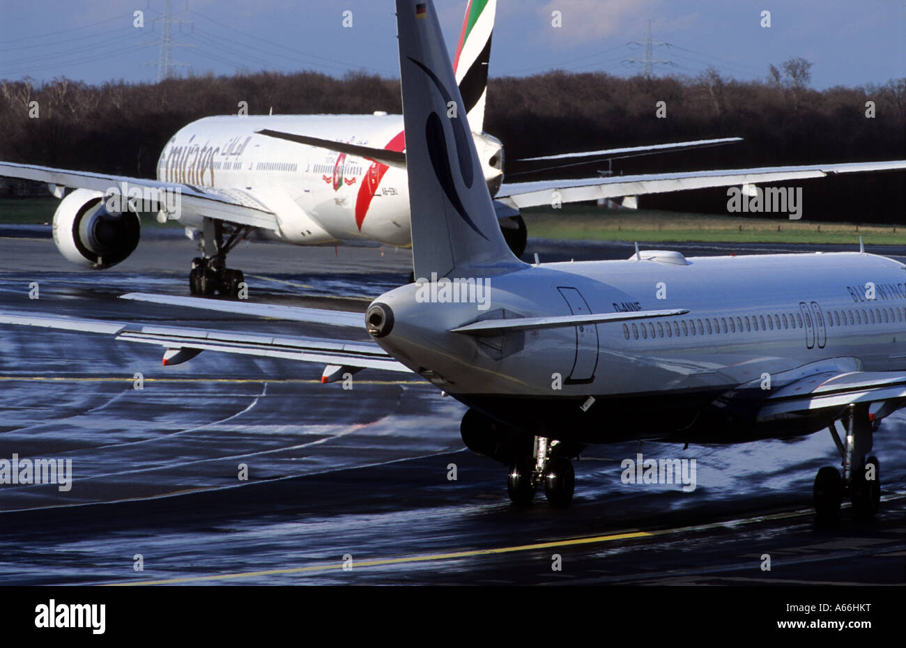 Des avions de ligne à l'Aéroport International de Düsseldorf, Rhénanie du Nord-Westphalie, Allemagne. Banque D'Images