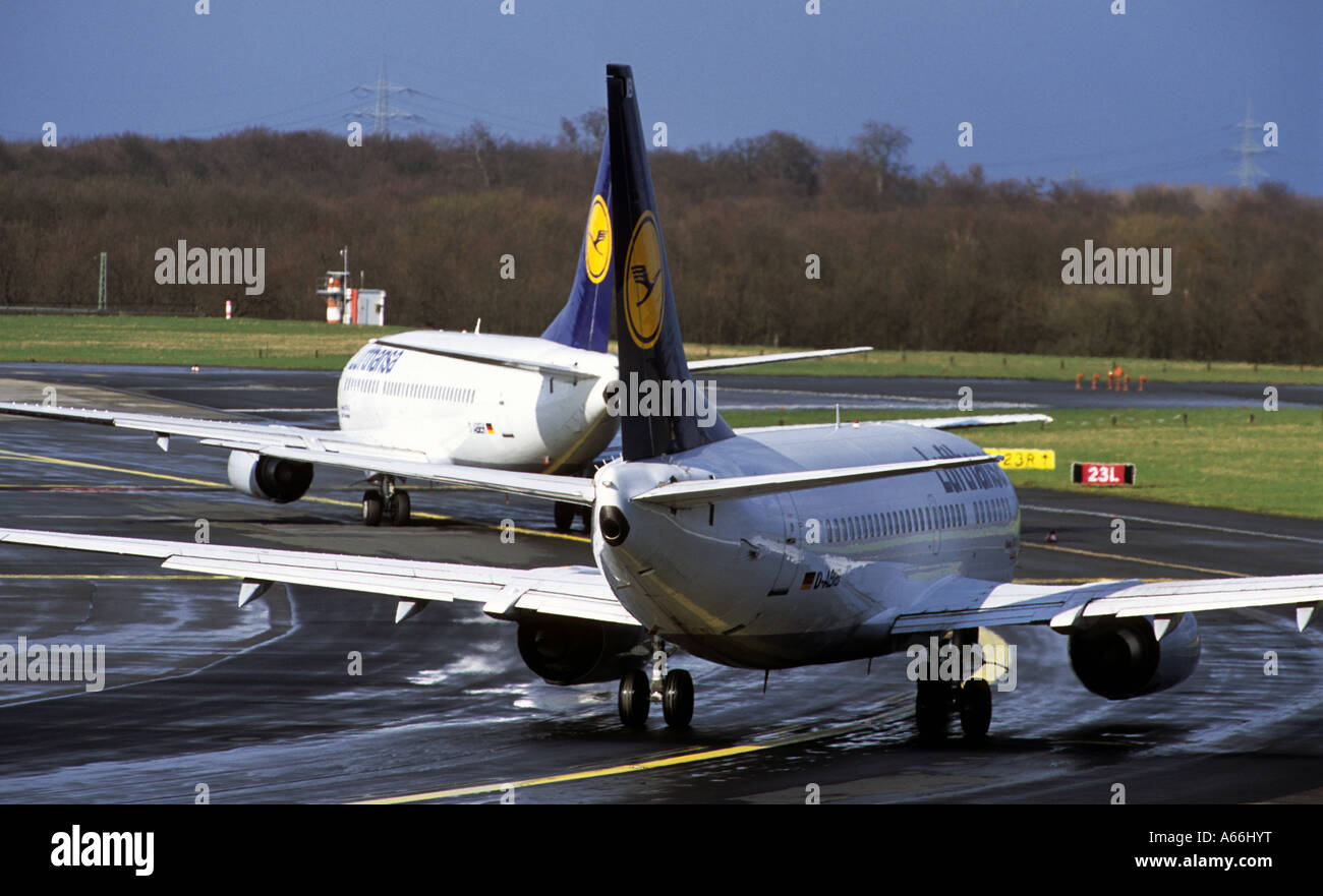 Boeing 737-500 pouvant accueillir des avions de Lufthansa à l'aéroport international de Düsseldorf, Rhénanie du Nord-Westphalie, Allemagne. Banque D'Images