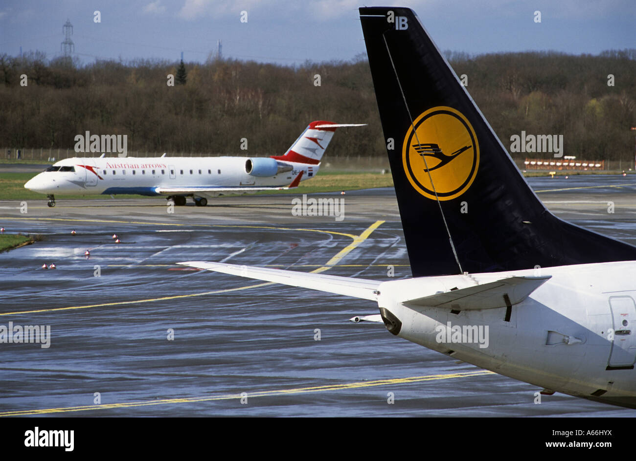 Lufthansa et Austrian Arrows avions à l'aéroport international de Düsseldorf, Rhénanie du Nord-Westphalie, Allemagne. Banque D'Images