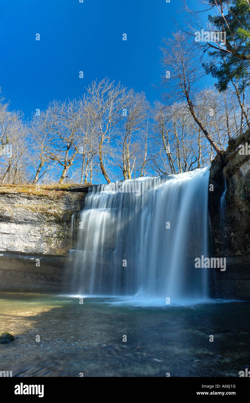 Le 'Saut de la Forge' cascade dans la chaîne des chutes sur la rivière Herrison dans le Jura français Banque D'Images Le 'Saut de la Forge' cascade dans la chaîne des chutes sur la rivière Herrison dans le Jura français Banque D'Images