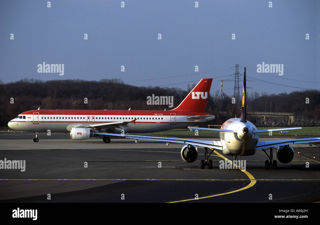 Avion de passagers en attente de décoller à l'Aéroport International de Düsseldorf, Rhénanie du Nord-Westphalie, Allemagne. Banque D'Images