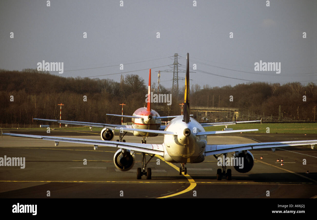 Avion de passagers en attente de décoller à l'Aéroport International de Düsseldorf, Rhénanie du Nord-Westphalie, Allemagne. Banque D'Images