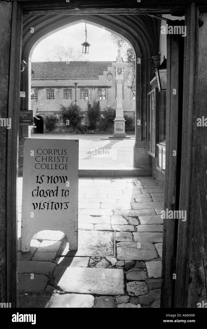 Dans Signpost intitulé porte de Corpus Christi College est fermée aux visiteurs de l'espace privé de l'Université d'Oxford Angleterre UK 2004 Banque D'Images