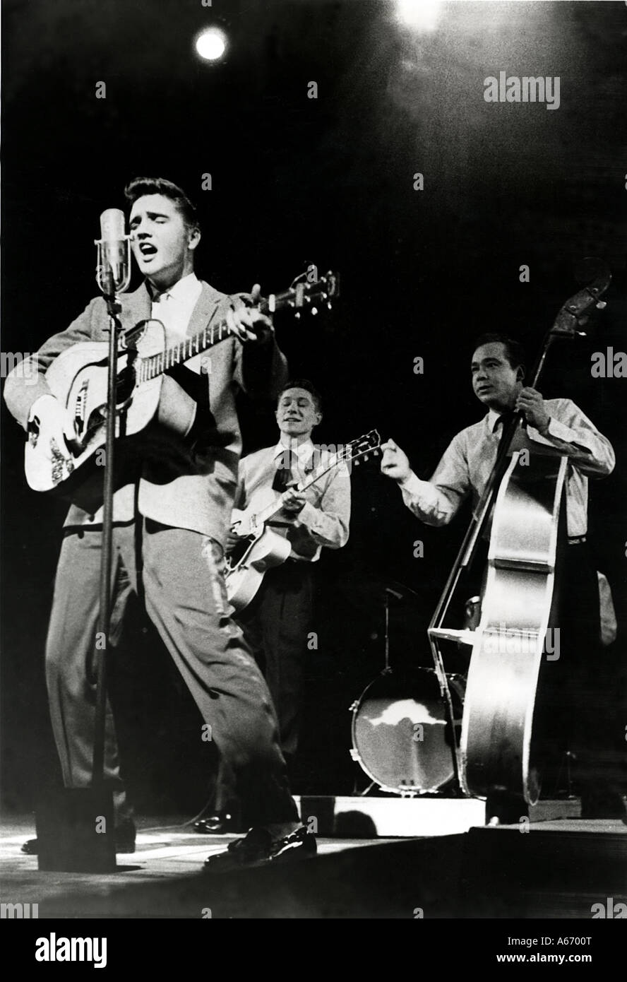ELVIS PRESLEY avec le Blue Moon Boys - Bill Black à la contrebasse et Scotty Moore à la guitare sur 1956 Banque D'Images