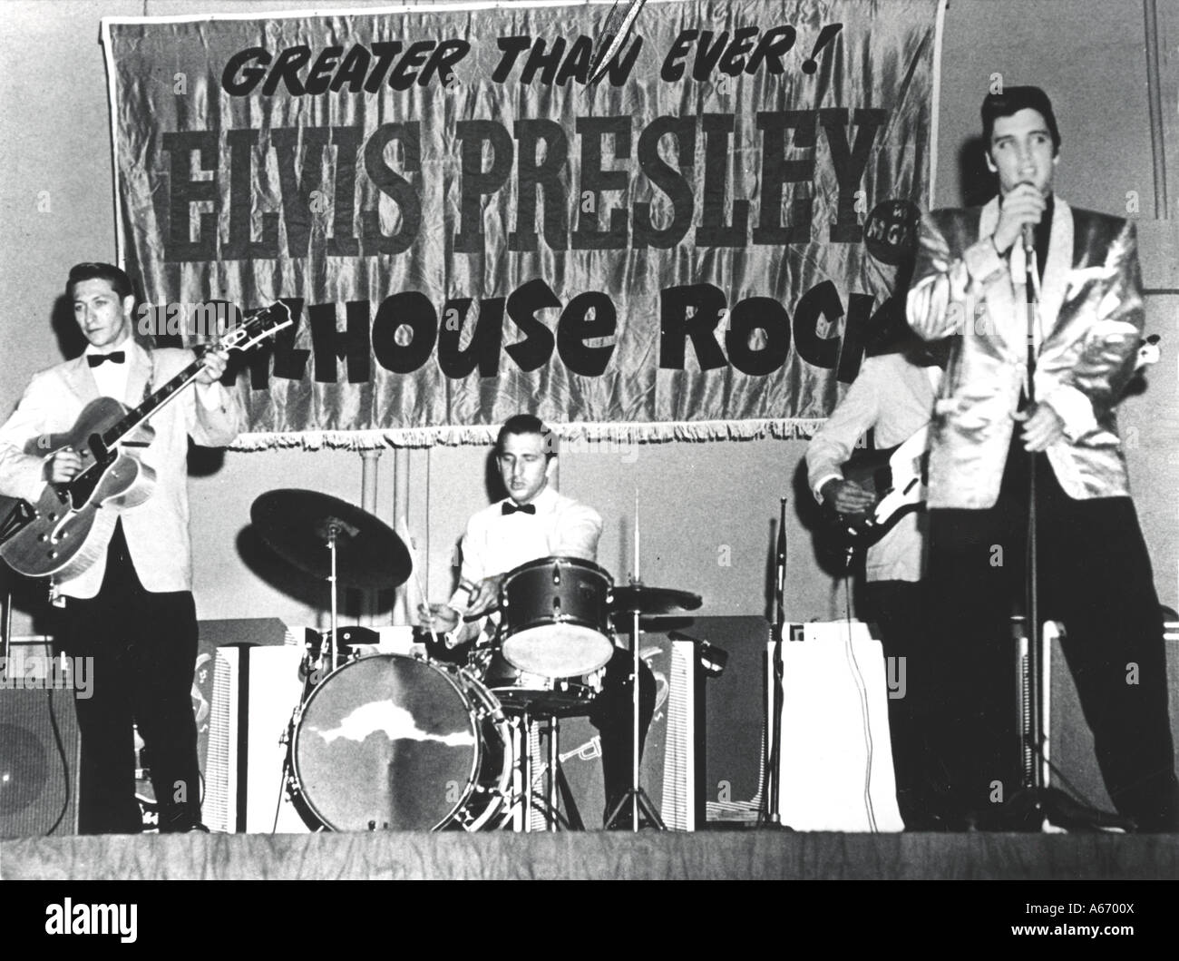 ELVIS PRESLEY avec le Blue Moon Boys en 1957 la promotion de Jailhouse Rock. Scotty Moore à gauche et D J Fontana à la batterie Banque D'Images ELVIS PRESLEY avec le Blue Moon Boys en 1957 la promotion de Jailhouse Rock. Scotty Moore à gauche et D J Fontana à la batterie Banque D'Images