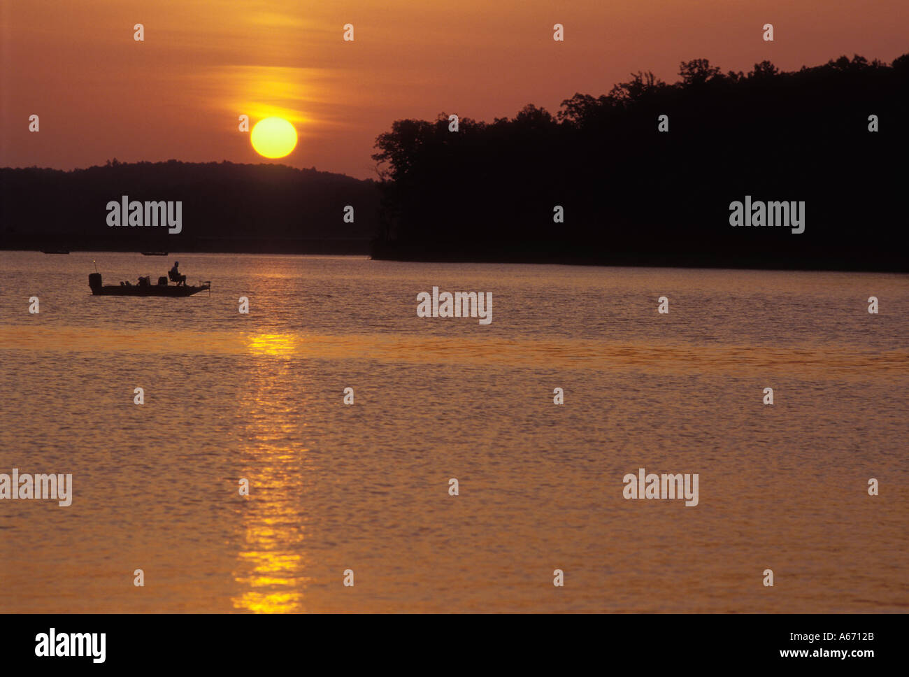 Silhouette dans le lever du soleil de pêcheurs en petit bateau, North Carolina USA Banque D'Images