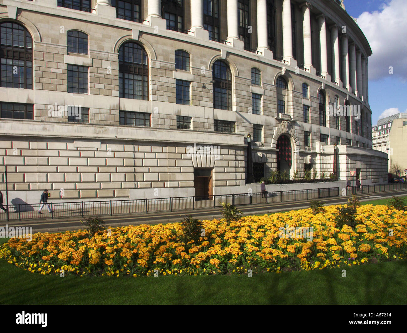 Unilever House Grade II immeuble de bureaux classé dans le style Art déco néoclassique avec affichage de fleurs côté route à Blackfriars City de Londres Angleterre Royaume-Uni Banque D'Images