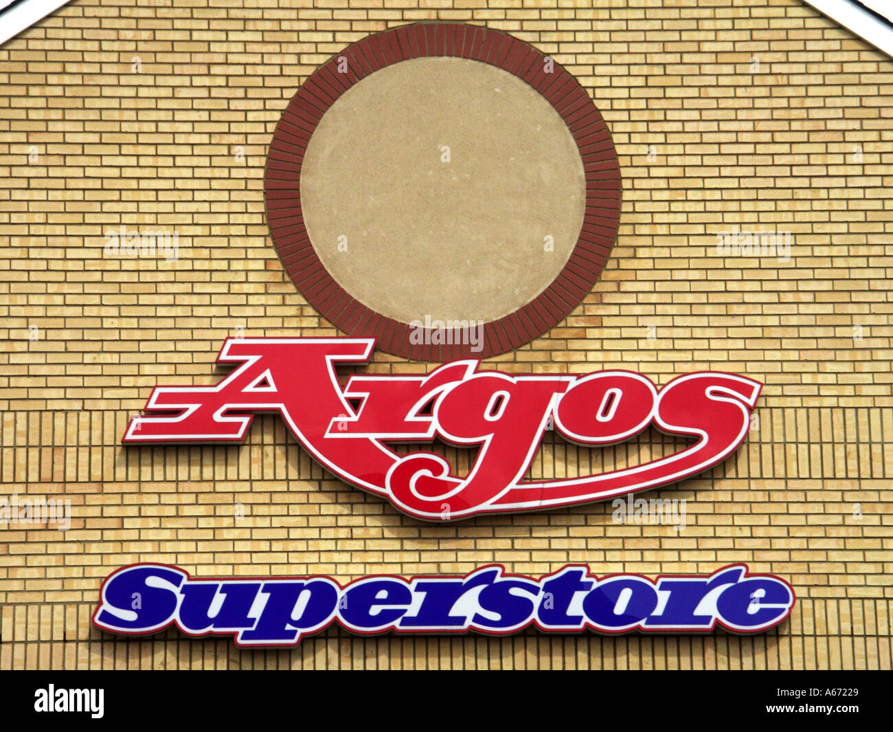 Argos détaillant de catalogue britannique Superstore enseigne rouge et logo gros plan sur le mur de briques jaunes Chelmsford Essex Angleterre Royaume-Uni Banque D'Images