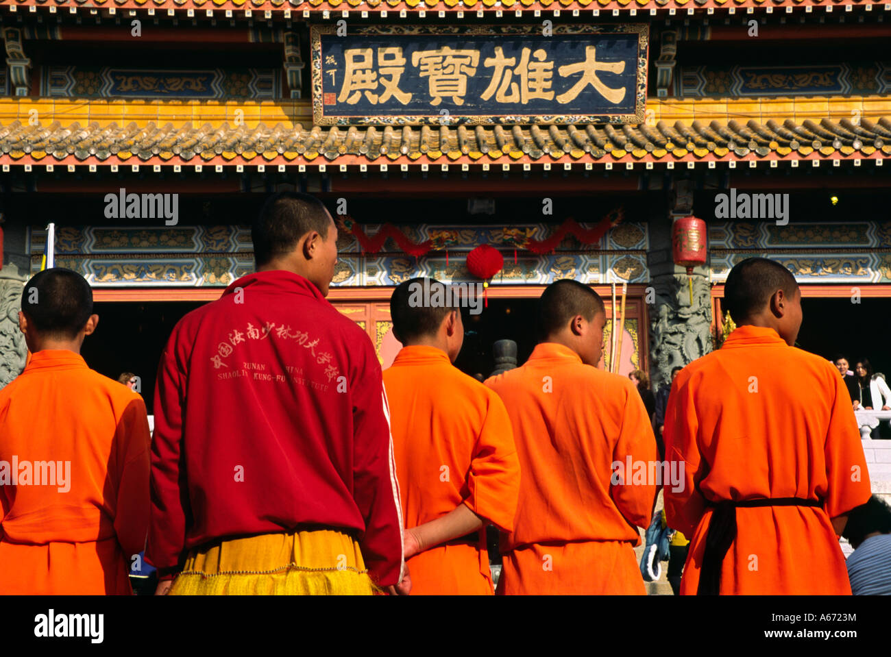 Des moines de l'Institut de Shaolin Kung Fu à effectuer le monastère Po Lin sur l'île de Lantau à Hong Kong Banque D'Images