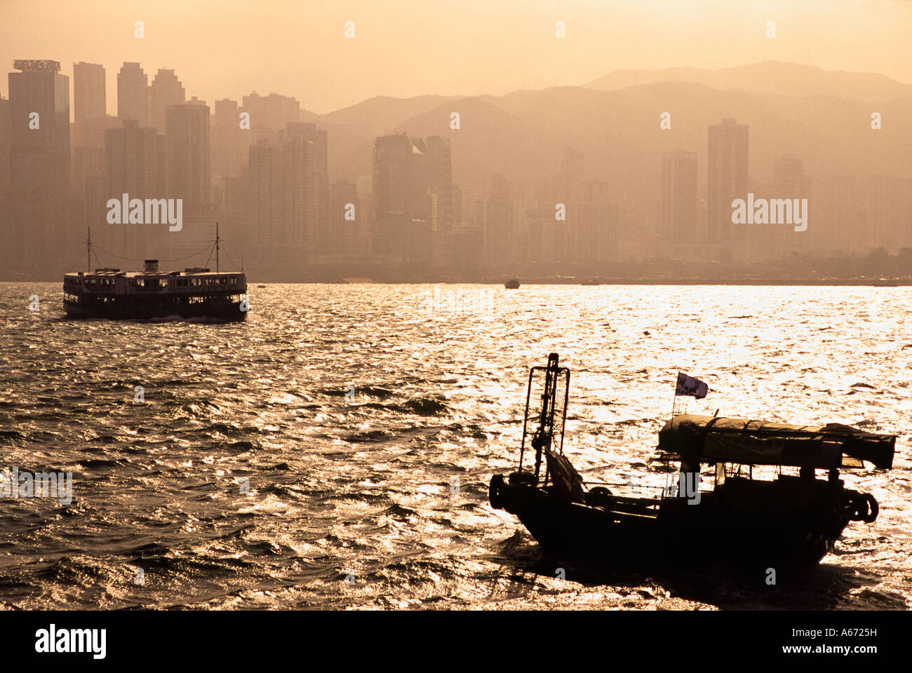 Ferries et bateaux traditionnels chinois traversant le port de Victoria à Hong Kong Banque D'Images