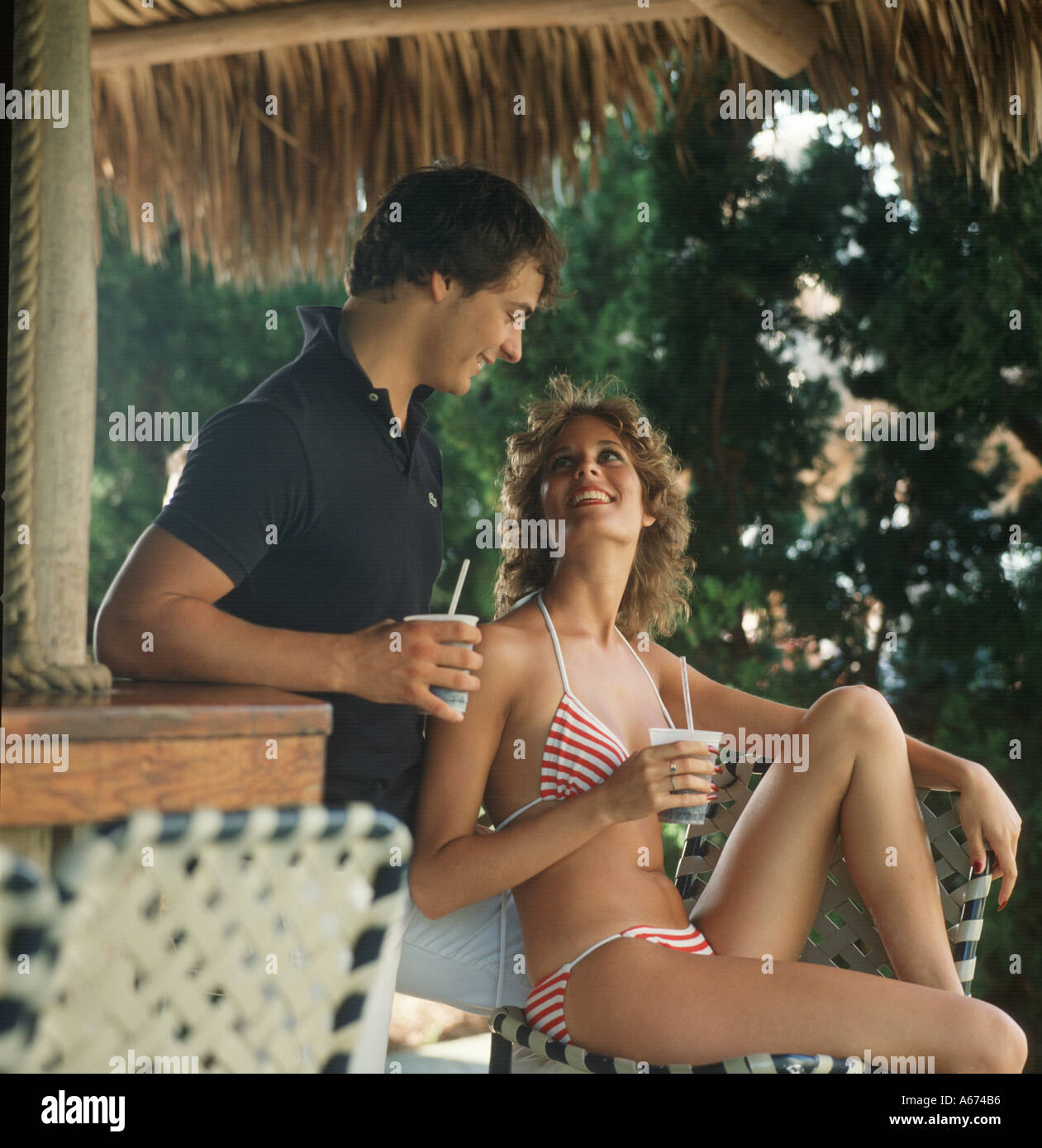 Couple relaxing in tropical bar sur une île des Caraïbes Banque D'Images