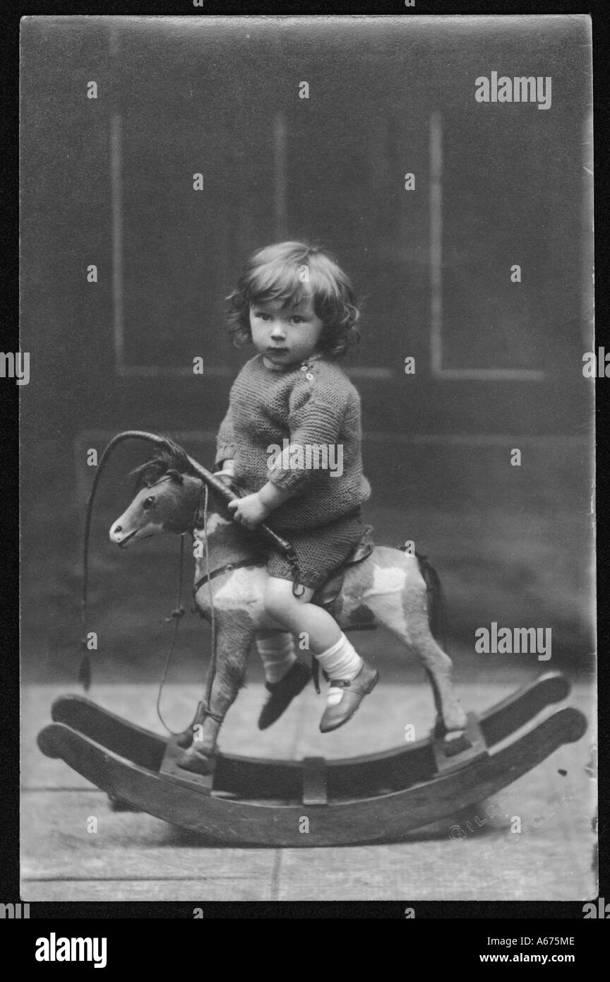 Garçon en habit tricoté Banque D'Images