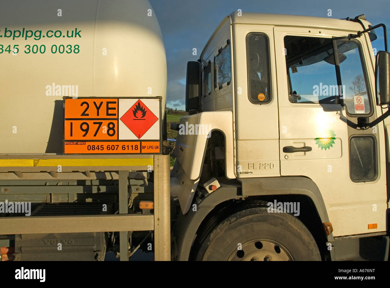 Gros plan sur les produits chimiques dangereux et les marchandises dangereuses et panneau d'information sur les matériaux sur le camion-citerne à gaz pour faciliter les situations d'urgence Services Angleterre Royaume-Uni Banque D'Images