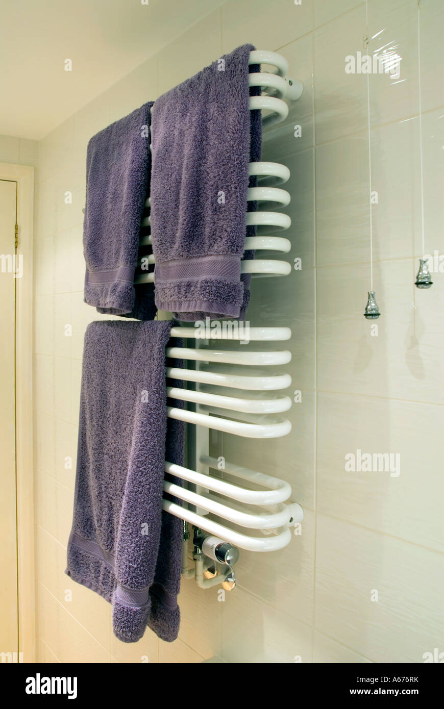 Salle de bains salle de douche chauffage central porte-serviette tubes pour la chambre chauffage et serviettes chauds et secs fixés au blanc glacé Carreaux muraux corde à tirer pour lumière Angleterre Royaume-Uni Banque D'Images