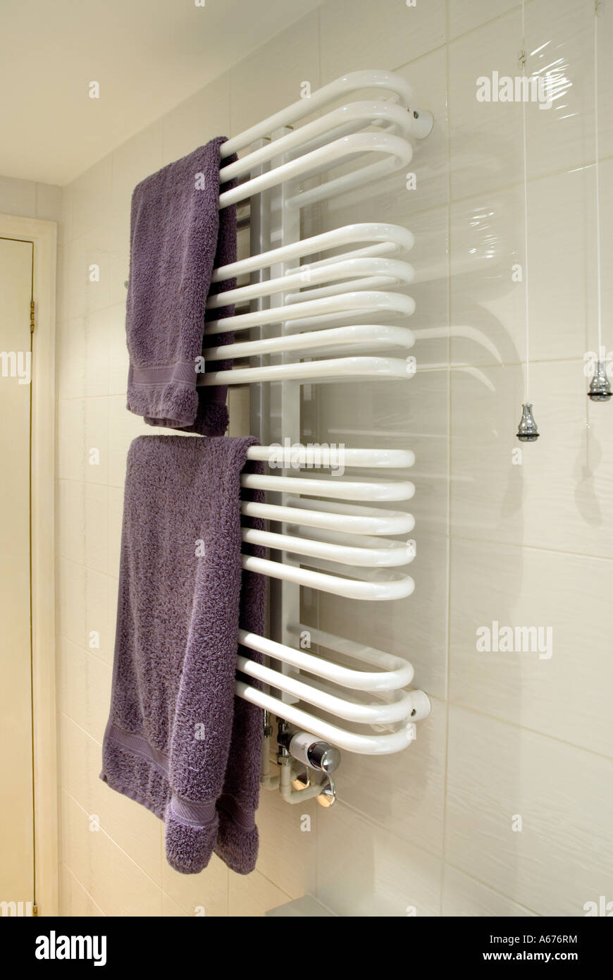 Salle de bains salle de douche chauffage central porte-serviette tubes pour  la chambre chauffage et serviettes chauds et secs fixés au blanc glacé  Carreaux muraux corde à tirer pour lumière Angleterre Royaume-Uni