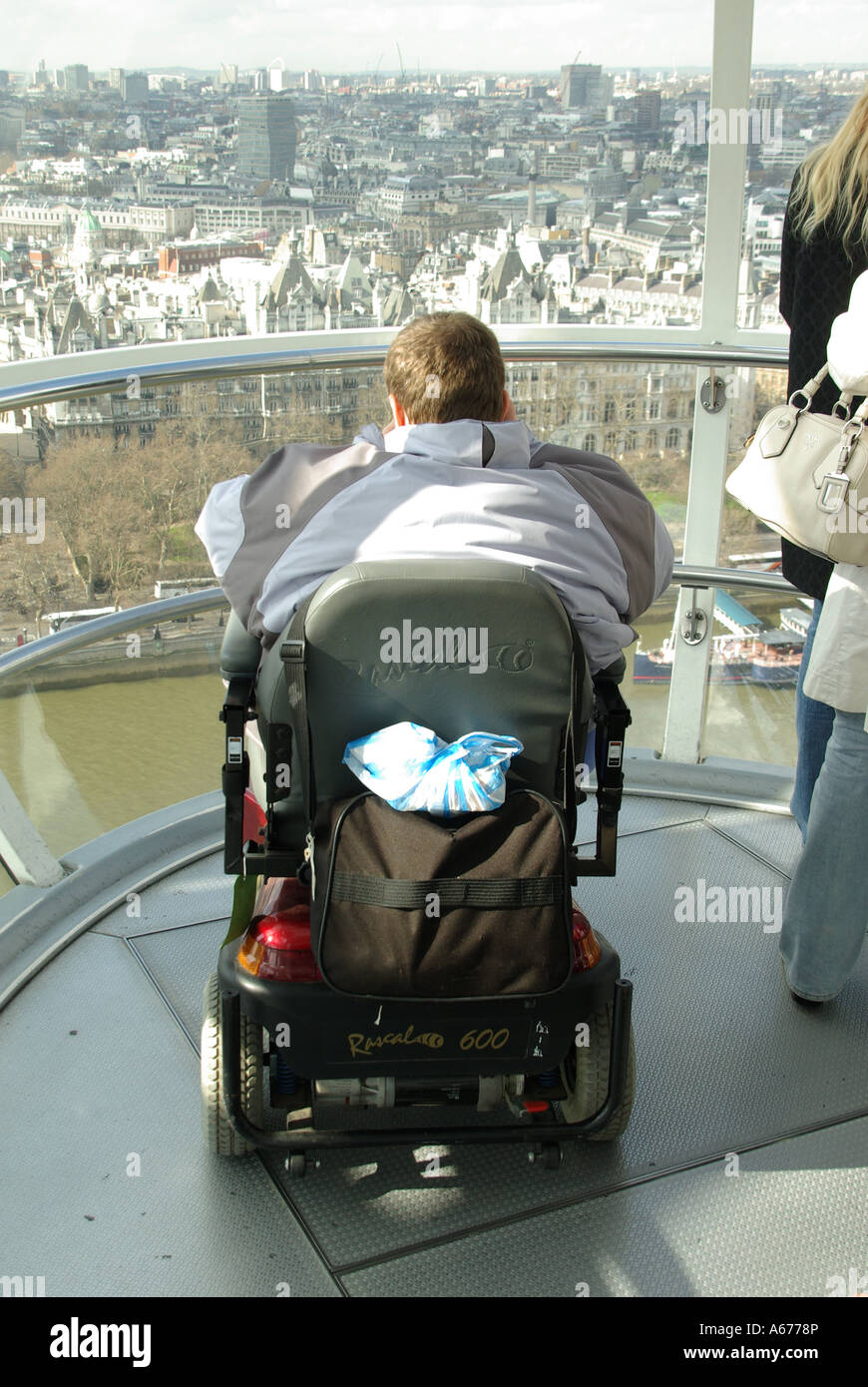 L'accessibilité en fauteuil roulant facile donne de bons accès pour les visites d'invalidité à la Millennium London Eye (Grande roue capsule Rive Sud Lambeth England UK Banque D'Images