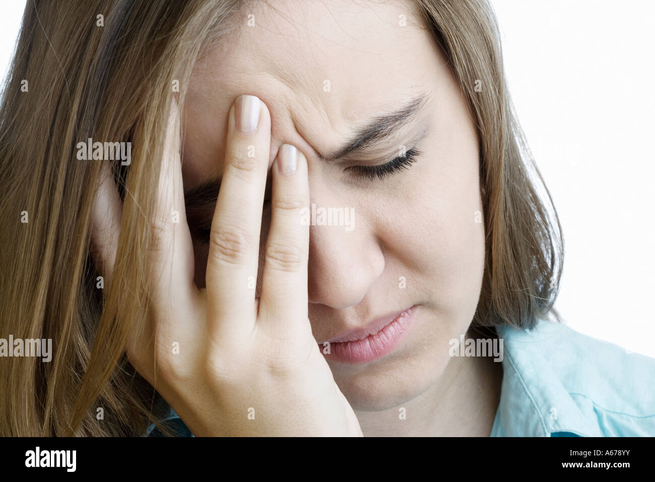 Portrait d'une femme tenant sa tête avec une expression douloureuse. Banque D'Images