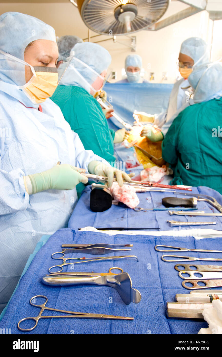 Infirmière ou lingettes off technicien instrument utilisé en remplacement de l'articulation de la hanche et du genou chirurgie Banque D'Images