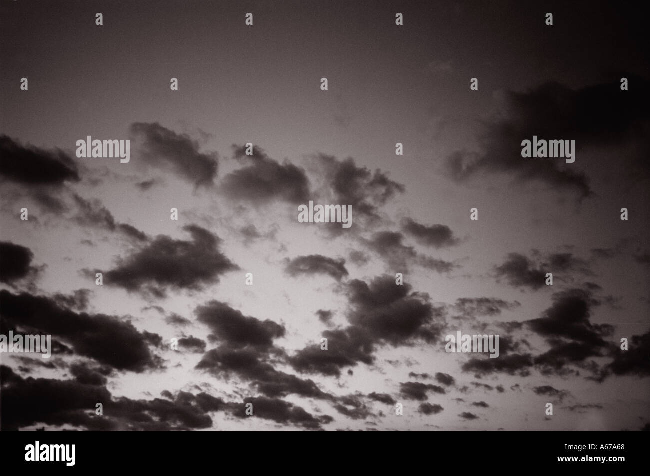 Puffy nuages spectaculaires des nuages blancs dans un ciel sombre avec Sun Banque D'Images
