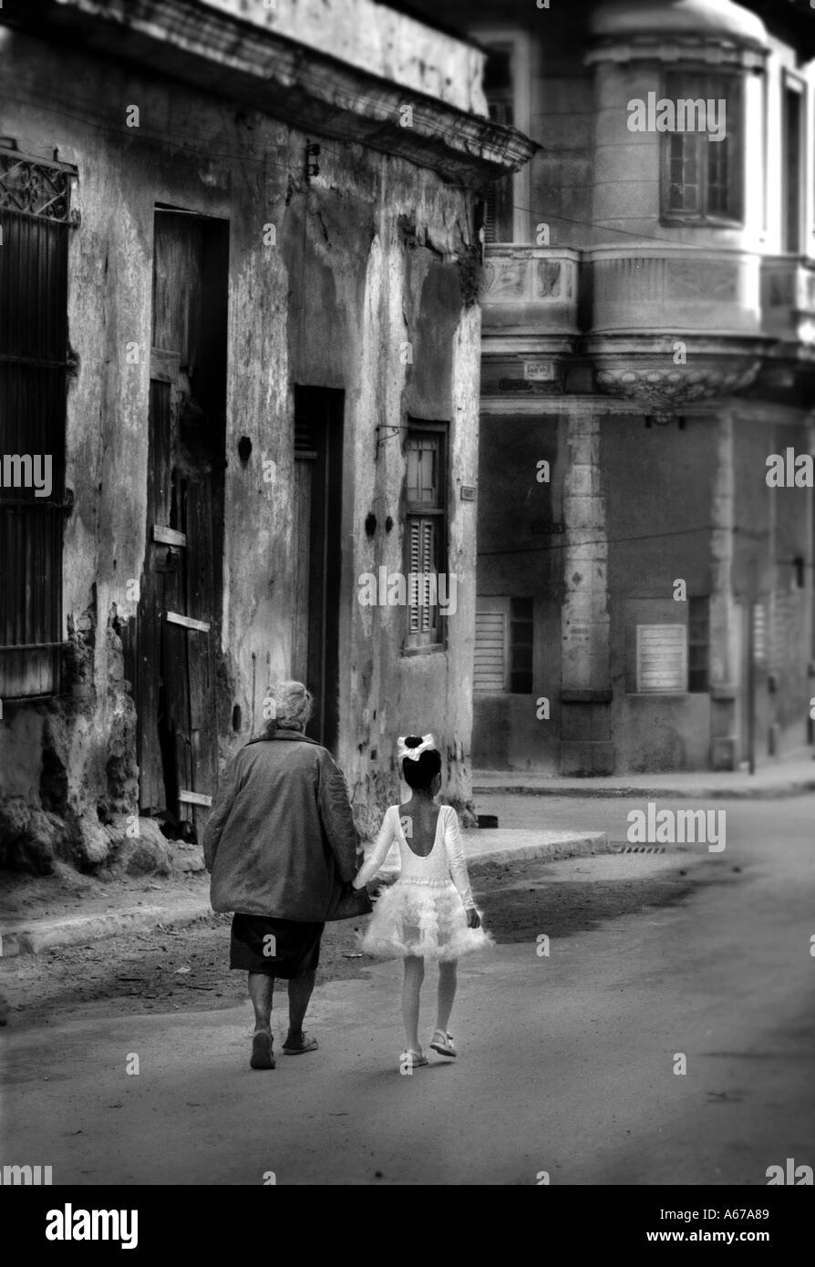 Enfant habillé en ballerine et grand-mère marche à travers la Havane Cuba Banque D'Images