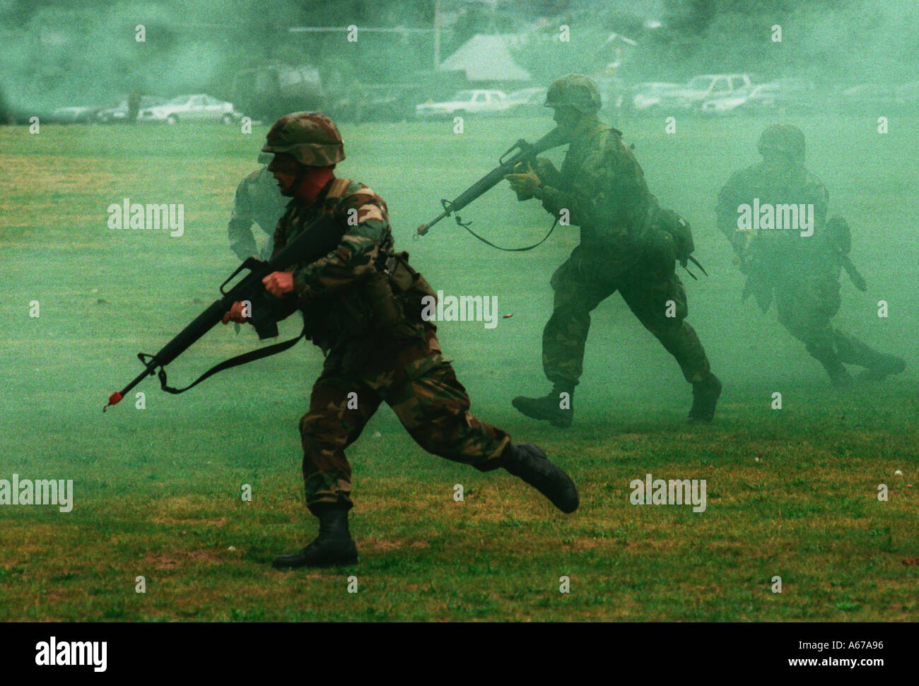 Le terrorisme de guerre des soldats de l'Armée américaine par le biais de manœuvres d'fumée verte avec des fusils Banque D'Images