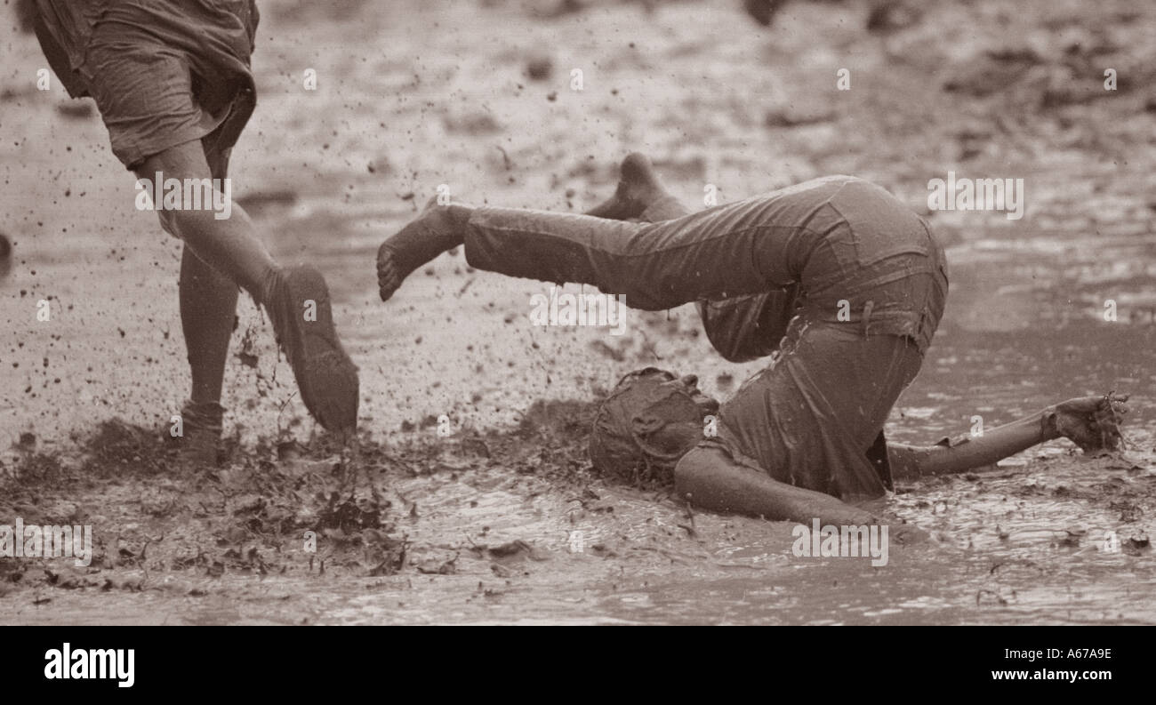 Femme tomber dans la boue Woodstock music festival 1994 USA Banque D'Images