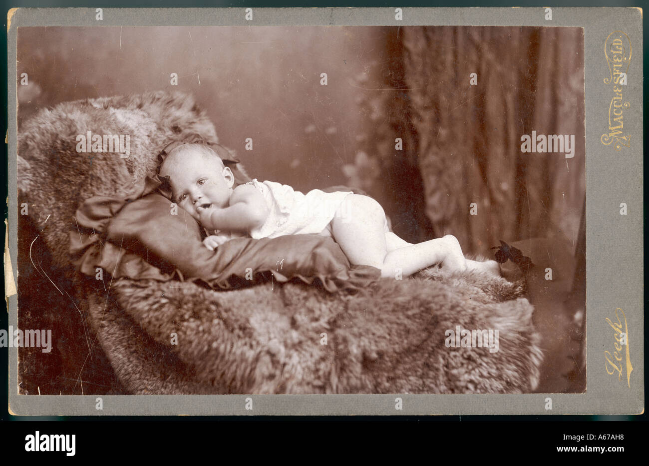 Bébé sur un tapis de fourrure fin 19c Banque D'Images