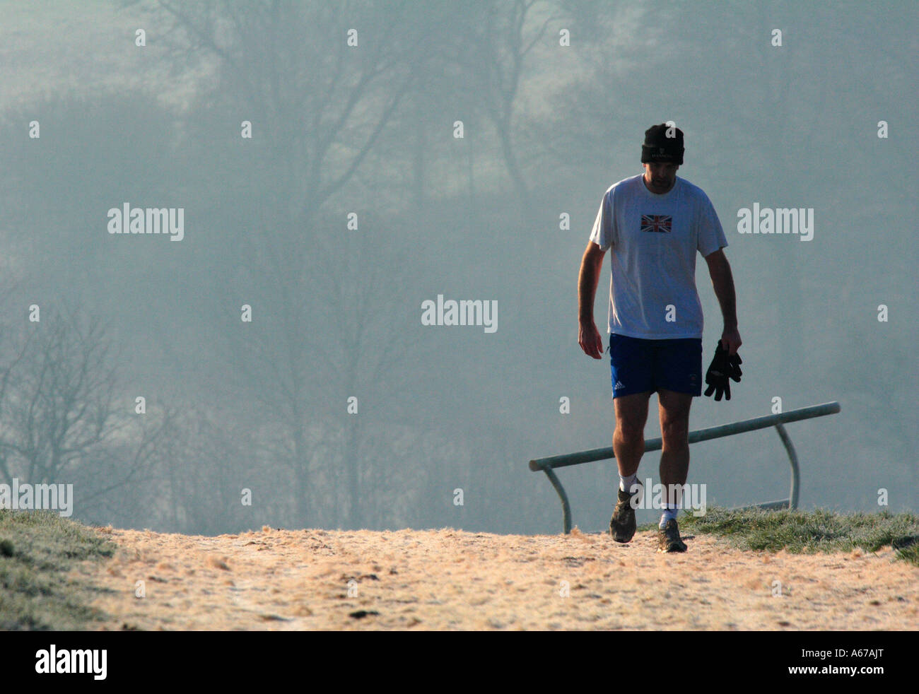 Un jogger en prenant une pause en haut d'une colline. Banque D'Images