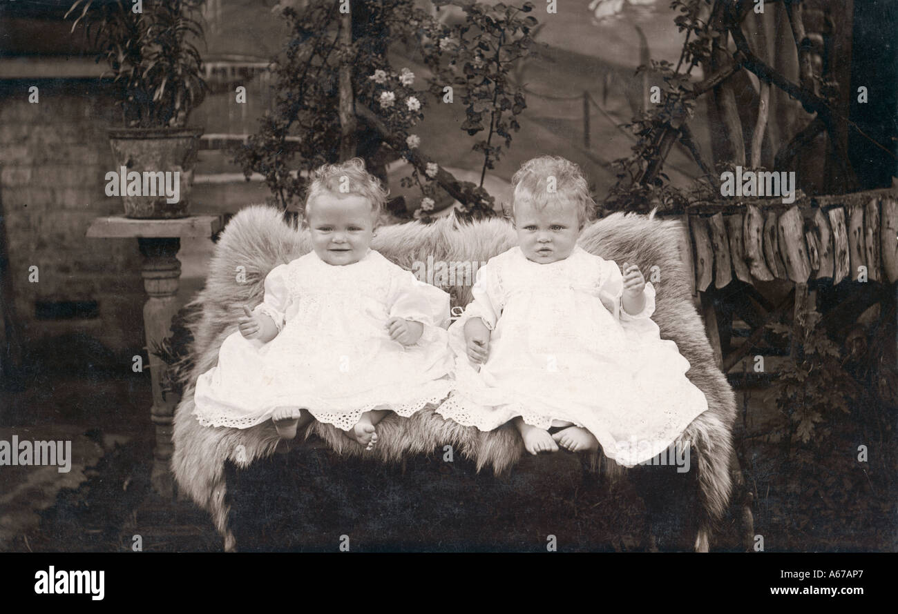 Les Jumeaux bébé sur tapis 20c Banque D'Images