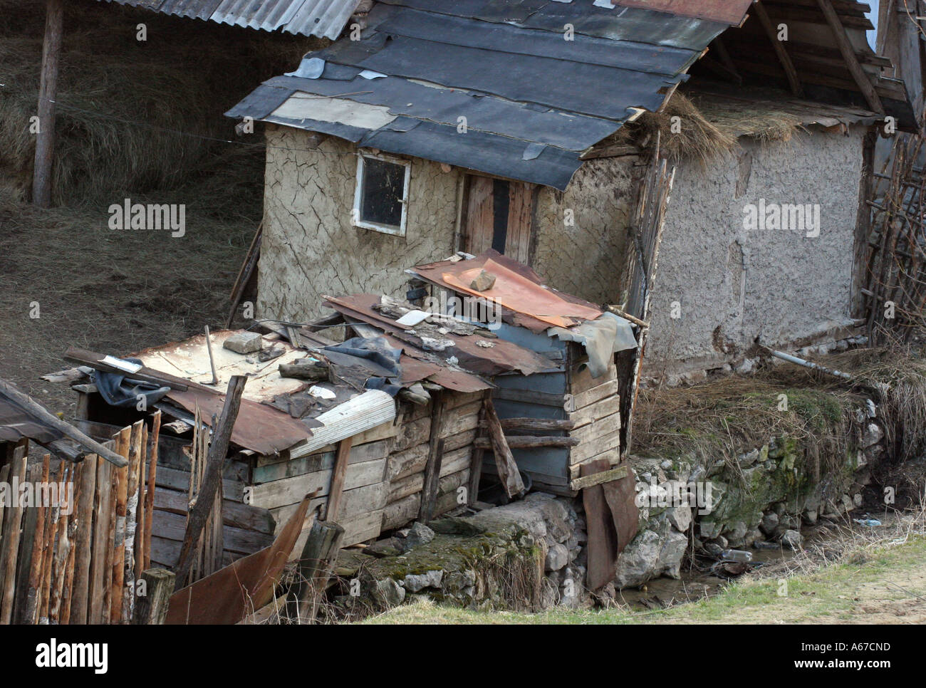 Shack en mauvais Romanian Gypsy village Banque D'Images